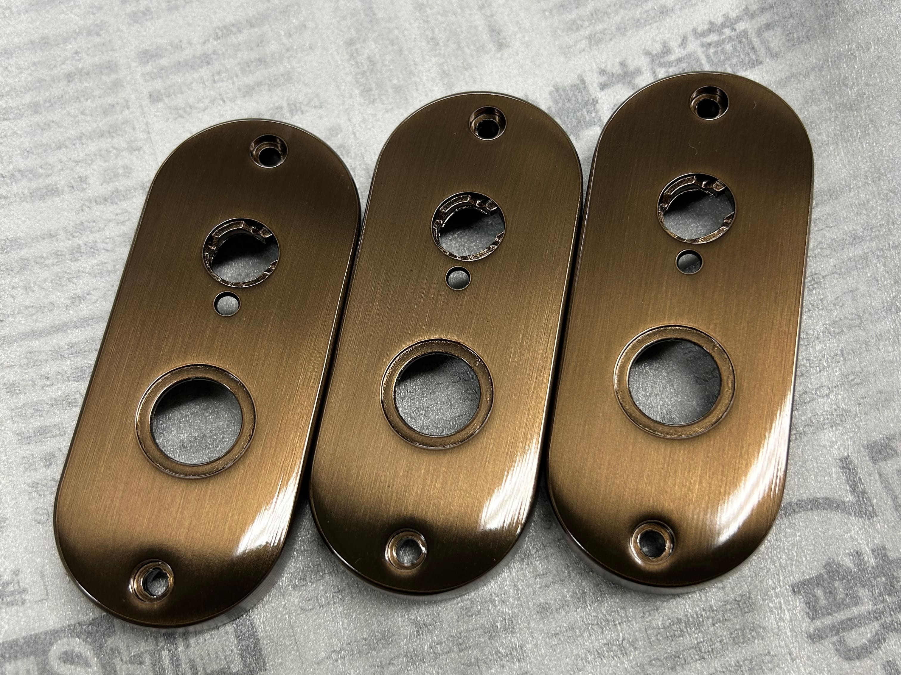 ブロンズ色に塗装された金属部品