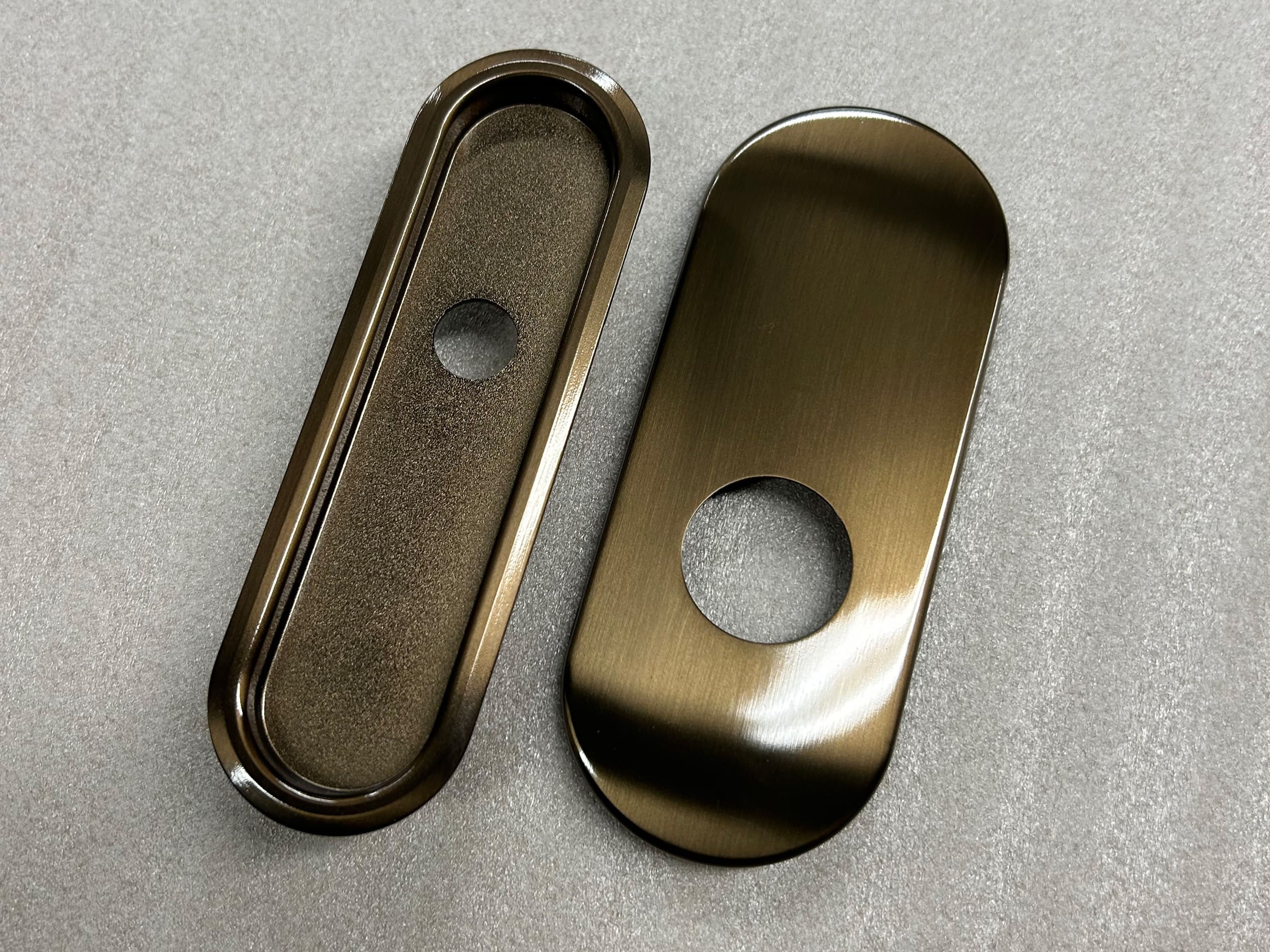 ブロンズ色に塗装された金属部品