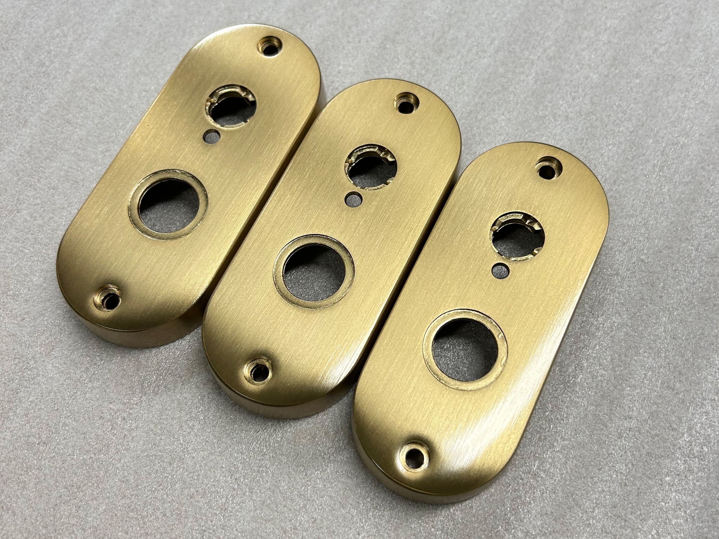 ゴールド色に塗装された金属部品