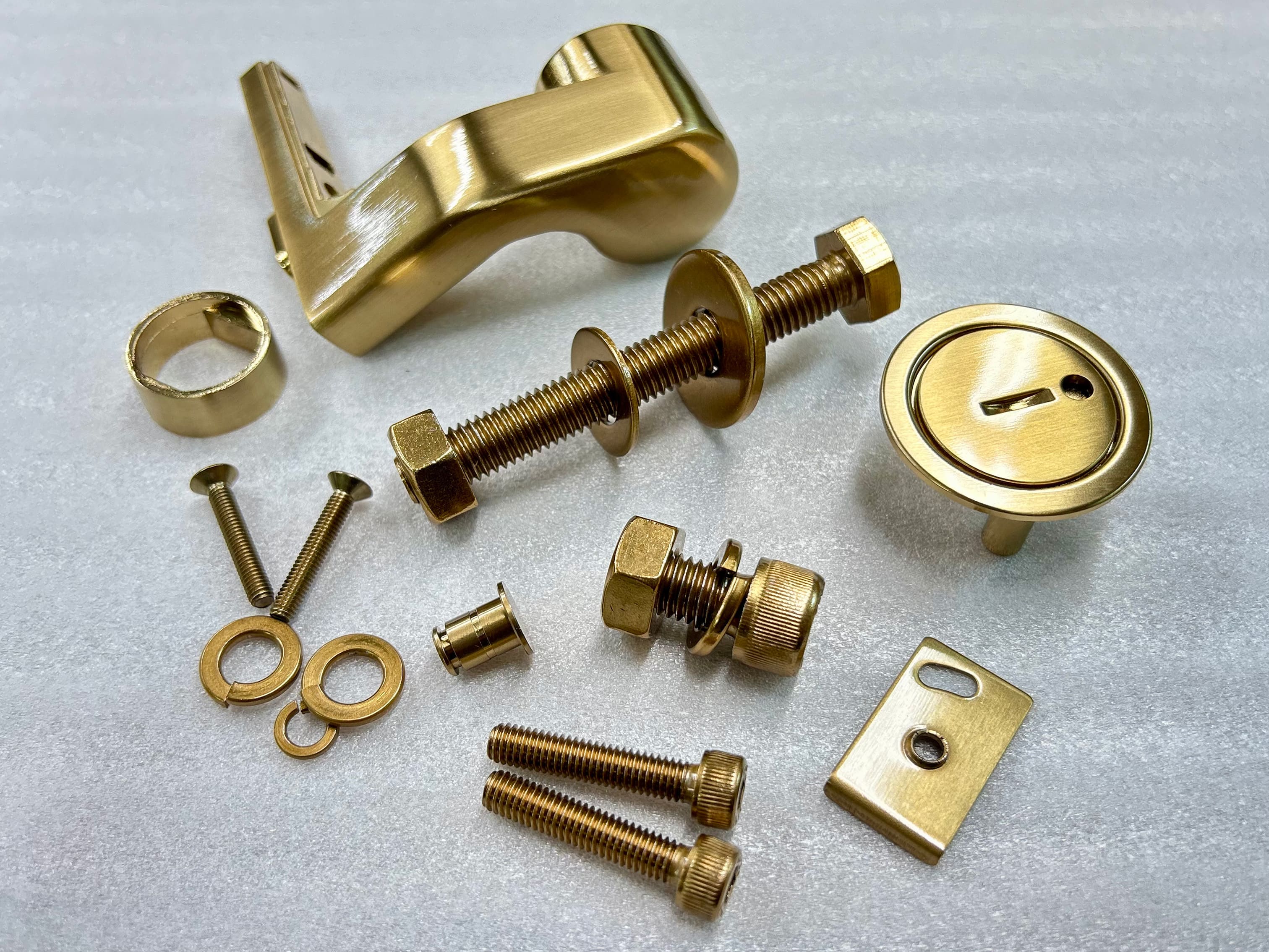 光沢感のある金属部品